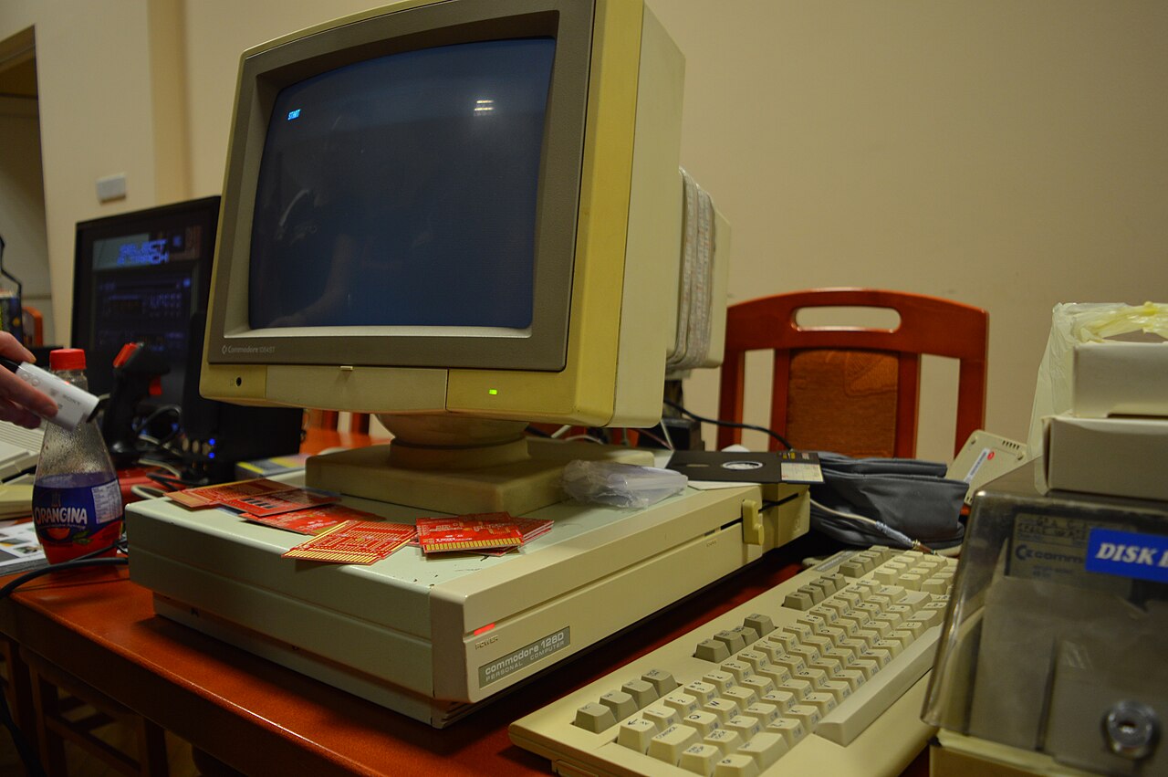 코모도어 128 (Commodore 128)