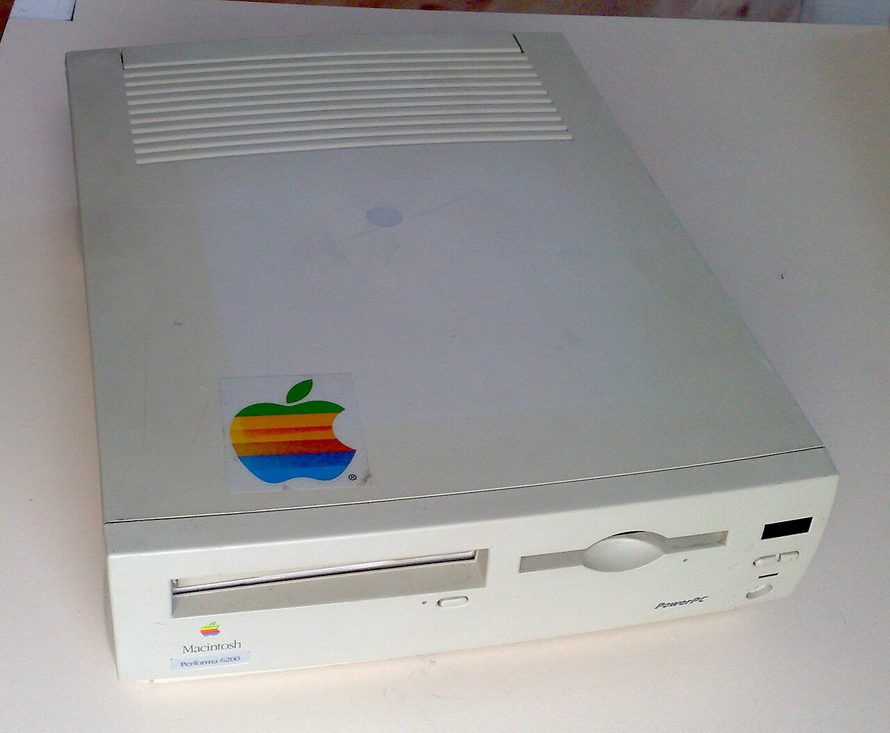 Macintosh Performa 6200. 5200 LC와 같은 로직보드를 Quadra 630 스타일 데스크톱 케이스에 담은 형제 기종