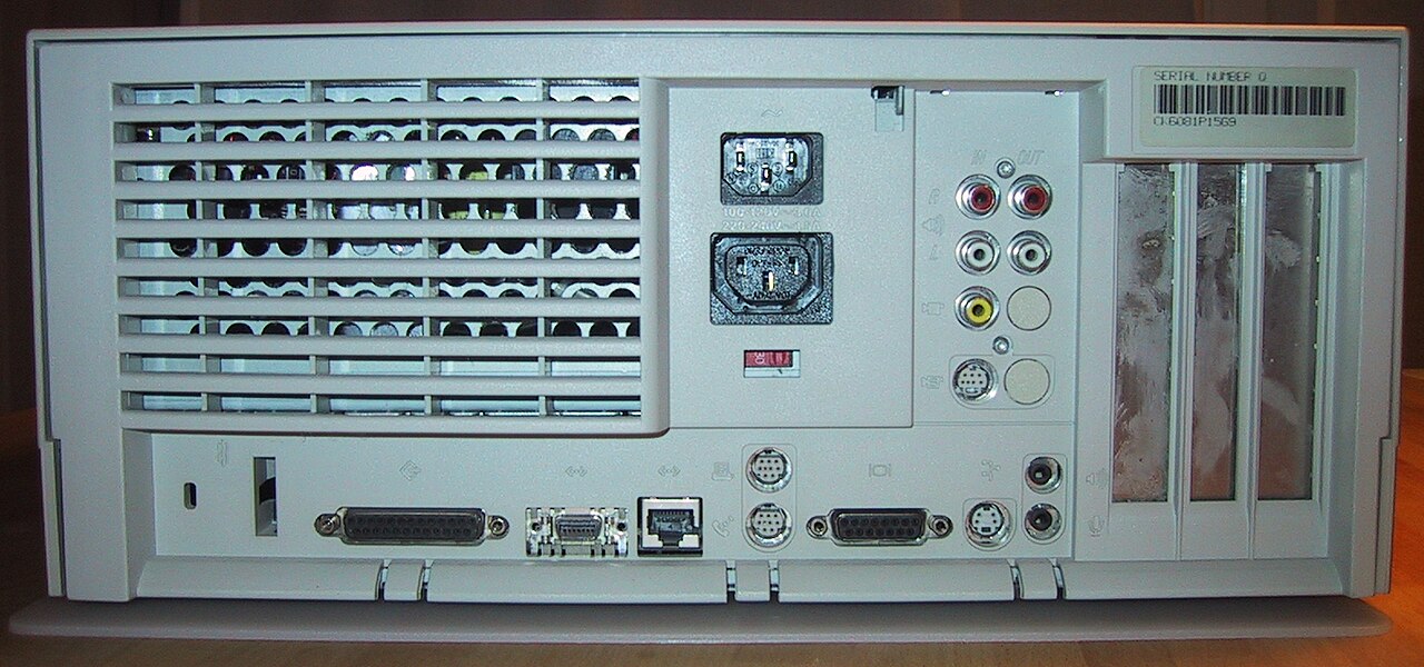 Power Macintosh 7500/100 뒷면. 오른쪽 위 구역에 RCA 사운드 입출력과 비디오 입력 단자가, 그 옆에 PCI 슬롯 세 개가 보인다