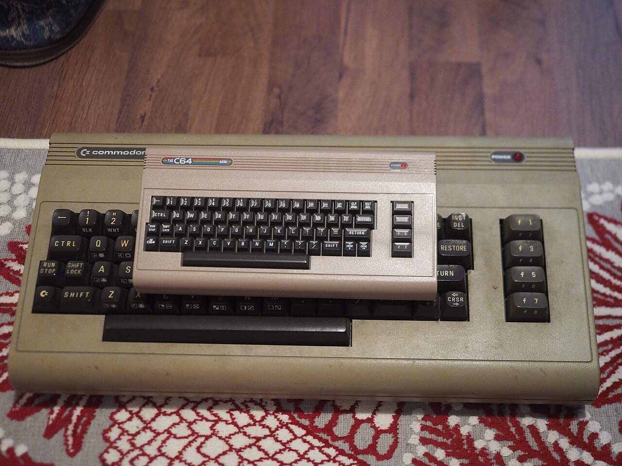 복각 콘솔 THEC64 Mini(위)와 원본 코모도어 64